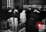 Standbild Gasmasken Paris Frankreich, 1939, aus Sekunde 13 historischem Filmmaterial Videoclip 65675053820
