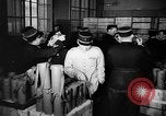Standbild Gasmasken Paris Frankreich, 1939, aus Sekunde 14 historischem Filmmaterial Videoclip 65675053820