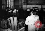 Standbild Gasmasken Paris Frankreich, 1939, aus Sekunde 15 historischem Filmmaterial Videoclip 65675053820