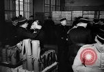 Standbild Gasmasken Paris Frankreich, 1939, aus Sekunde 16 historischem Filmmaterial Videoclip 65675053820