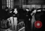 Standbild Gasmasken Paris Frankreich, 1939, aus Sekunde 17 historischem Filmmaterial Videoclip 65675053820