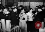 Standbild Gasmasken Paris Frankreich, 1939, aus Sekunde 18 historischem Filmmaterial Videoclip 65675053820