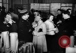 Standbild Gasmasken Paris Frankreich, 1939, aus Sekunde 19 historischem Filmmaterial Videoclip 65675053820
