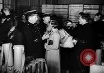 Standbild Gasmasken Paris Frankreich, 1939, aus Sekunde 22 historischem Filmmaterial Videoclip 65675053820