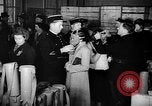 Standbild Gasmasken Paris Frankreich, 1939, aus Sekunde 23 historischem Filmmaterial Videoclip 65675053820
