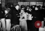 Standbild Gasmasken Paris Frankreich, 1939, aus Sekunde 24 historischem Filmmaterial Videoclip 65675053820