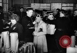 Standbild Gasmasken Paris Frankreich, 1939, aus Sekunde 25 historischem Filmmaterial Videoclip 65675053820