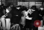Standbild Gasmasken Paris Frankreich, 1939, aus Sekunde 26 historischem Filmmaterial Videoclip 65675053820