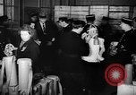 Standbild Gasmasken Paris Frankreich, 1939, aus Sekunde 27 historischem Filmmaterial Videoclip 65675053820