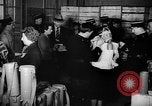 Standbild Gasmasken Paris Frankreich, 1939, aus Sekunde 28 historischem Filmmaterial Videoclip 65675053820