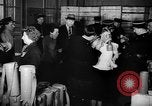 Standbild Gasmasken Paris Frankreich, 1939, aus Sekunde 29 historischem Filmmaterial Videoclip 65675053820