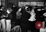 Standbild Gasmasken Paris Frankreich, 1939, aus Sekunde 30 historischem Filmmaterial Videoclip 65675053820