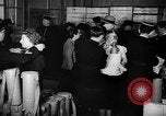 Standbild Gasmasken Paris Frankreich, 1939, aus Sekunde 31 historischem Filmmaterial Videoclip 65675053820