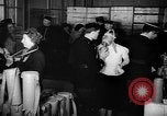 Standbild Gasmasken Paris Frankreich, 1939, aus Sekunde 32 historischem Filmmaterial Videoclip 65675053820