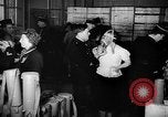 Standbild Gasmasken Paris Frankreich, 1939, aus Sekunde 33 historischem Filmmaterial Videoclip 65675053820
