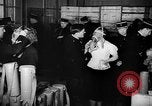 Standbild Gasmasken Paris Frankreich, 1939, aus Sekunde 34 historischem Filmmaterial Videoclip 65675053820