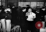 Standbild Gasmasken Paris Frankreich, 1939, aus Sekunde 35 historischem Filmmaterial Videoclip 65675053820