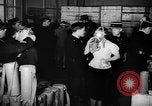 Standbild Gasmasken Paris Frankreich, 1939, aus Sekunde 36 historischem Filmmaterial Videoclip 65675053820