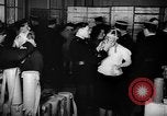 Standbild Gasmasken Paris Frankreich, 1939, aus Sekunde 37 historischem Filmmaterial Videoclip 65675053820