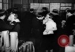 Standbild Gasmasken Paris Frankreich, 1939, aus Sekunde 38 historischem Filmmaterial Videoclip 65675053820