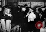 Standbild Gasmasken Paris Frankreich, 1939, aus Sekunde 39 historischem Filmmaterial Videoclip 65675053820