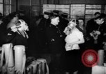 Standbild Gasmasken Paris Frankreich, 1939, aus Sekunde 40 historischem Filmmaterial Videoclip 65675053820
