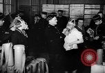 Standbild Gasmasken Paris Frankreich, 1939, aus Sekunde 41 historischem Filmmaterial Videoclip 65675053820