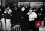 Standbild Gasmasken Paris Frankreich, 1939, aus Sekunde 42 historischem Filmmaterial Videoclip 65675053820