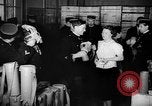Standbild Gasmasken Paris Frankreich, 1939, aus Sekunde 44 historischem Filmmaterial Videoclip 65675053820