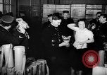 Standbild Gasmasken Paris Frankreich, 1939, aus Sekunde 45 historischem Filmmaterial Videoclip 65675053820