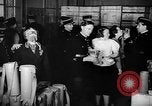 Standbild Gasmasken Paris Frankreich, 1939, aus Sekunde 46 historischem Filmmaterial Videoclip 65675053820