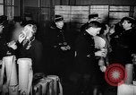 Standbild Gasmasken Paris Frankreich, 1939, aus Sekunde 47 historischem Filmmaterial Videoclip 65675053820