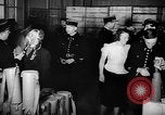 Standbild Gasmasken Paris Frankreich, 1939, aus Sekunde 48 historischem Filmmaterial Videoclip 65675053820