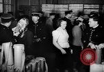 Standbild Gasmasken Paris Frankreich, 1939, aus Sekunde 49 historischem Filmmaterial Videoclip 65675053820