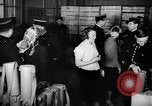 Standbild Gasmasken Paris Frankreich, 1939, aus Sekunde 51 historischem Filmmaterial Videoclip 65675053820