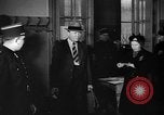 Standbild Gasmasken Paris Frankreich, 1939, aus Sekunde 52 historischem Filmmaterial Videoclip 65675053820