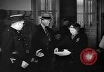 Standbild Gasmasken Paris Frankreich, 1939, aus Sekunde 53 historischem Filmmaterial Videoclip 65675053820