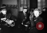 Standbild Gasmasken Paris Frankreich, 1939, aus Sekunde 57 historischem Filmmaterial Videoclip 65675053820