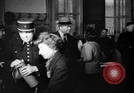 Standbild Gasmasken Paris Frankreich, 1939, aus Sekunde 58 historischem Filmmaterial Videoclip 65675053820