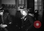 Standbild Gasmasken Paris Frankreich, 1939, aus Sekunde 59 historischem Filmmaterial Videoclip 65675053820