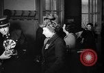Standbild Gasmasken Paris Frankreich, 1939, aus Sekunde 60 historischem Filmmaterial Videoclip 65675053820