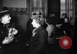Standbild Gasmasken Paris Frankreich, 1939, aus Sekunde 61 historischem Filmmaterial Videoclip 65675053820