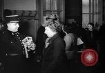 Standbild Gasmasken Paris Frankreich, 1939, aus Sekunde 62 historischem Filmmaterial Videoclip 65675053820