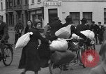 Standbild Flüchtlinge Nordfrankreich, 1940, aus Sekunde 21 historischem Filmmaterial Videoclip 65675053845