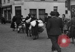 Standbild Flüchtlinge Nordfrankreich, 1940, aus Sekunde 27 historischem Filmmaterial Videoclip 65675053845