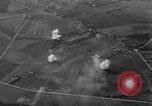 Standbild Bombenexplosionen SAINT MALO FRANKREICH, 1944, aus Sekunde 9 historischem Filmmaterial Videoclip 65675053894
