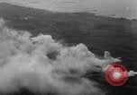 Standbild Bombenexplosionen SAINT MALO FRANKREICH, 1944, aus Sekunde 16 historischem Filmmaterial Videoclip 65675053894