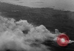 Standbild Bombenexplosionen SAINT MALO FRANKREICH, 1944, aus Sekunde 19 historischem Filmmaterial Videoclip 65675053894