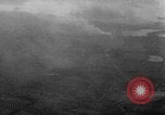 Standbild Bombenexplosionen SAINT MALO FRANKREICH, 1944, aus Sekunde 25 historischem Filmmaterial Videoclip 65675053894
