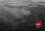 Standbild Bombenexplosionen SAINT MALO FRANKREICH, 1944, aus Sekunde 32 historischem Filmmaterial Videoclip 65675053894